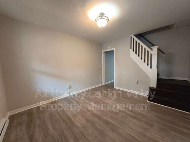 Photo - 339 W Lincoln St