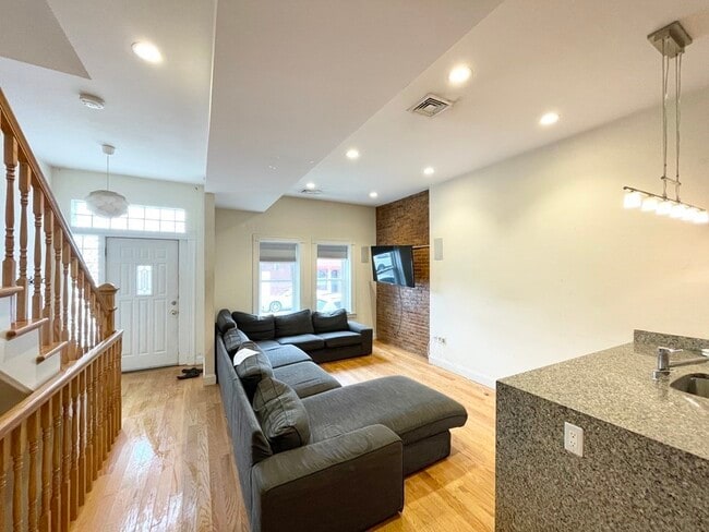 Photo - 98 L St Unidad Street