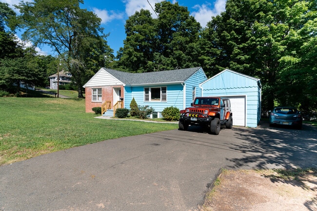 Building Photo - 10 Pinewood Rd Rental