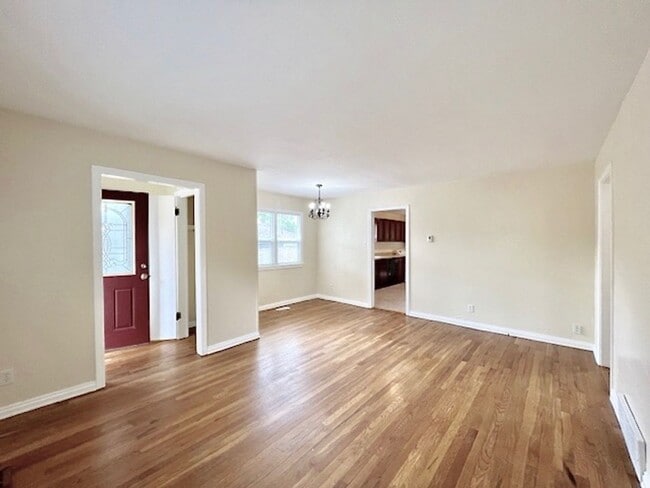Photo - ADORABLE TWO BED IN HILLSIDE NEIGHBORHOOD!