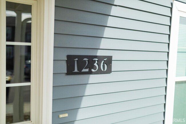 1222 W Rangeview Cir