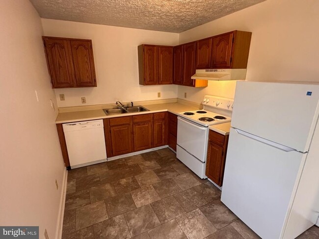 Building Photo - 30 Westridge Dr Unit B