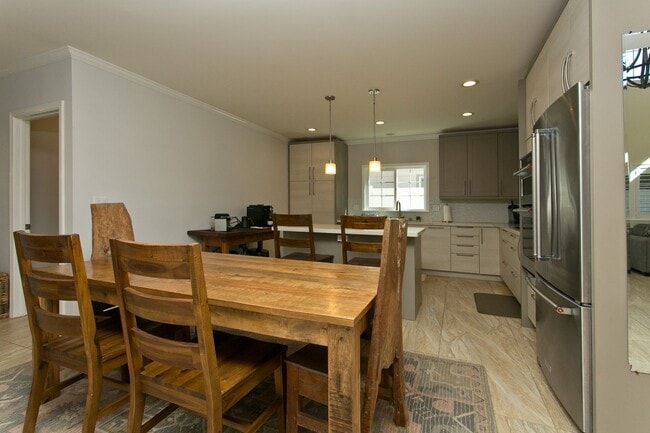 Photo - Diamond Head - Pet friendly - furnished 3 bedroom home with garage! Available now!