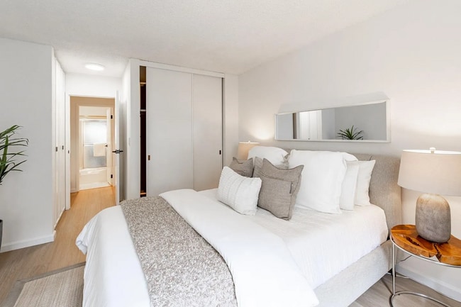 Building Photo - Convenient location to I-280/101 for a qui... Unit 109 Rental