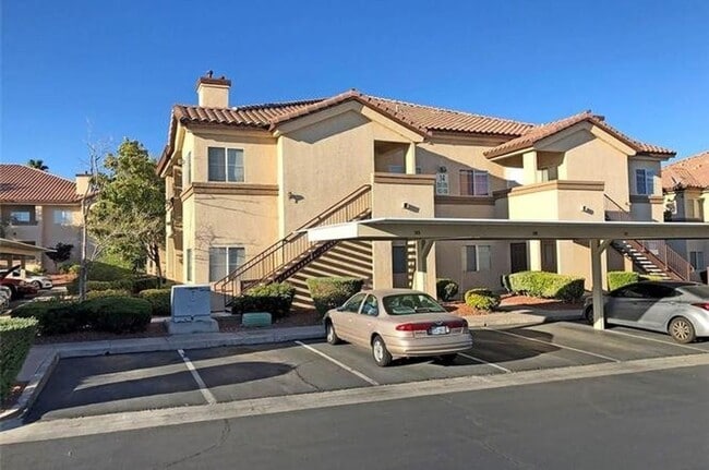 Building Photo - 3 bedroom/ 2 bath condo A Must See