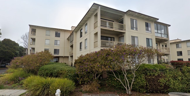 Building Photo - 4 Admiral Dr Unit 328 Rental