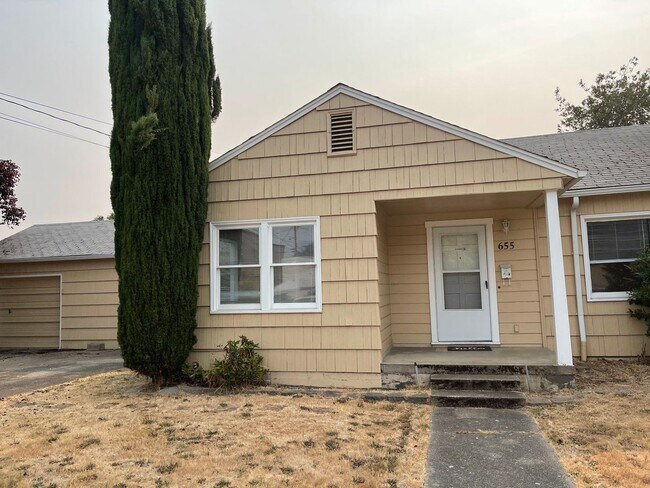 3 Bedroom 1 Bath Home w/ 2 Car Garage - 3 Bedroom 1 Bath Home w/ 2 Car Garage