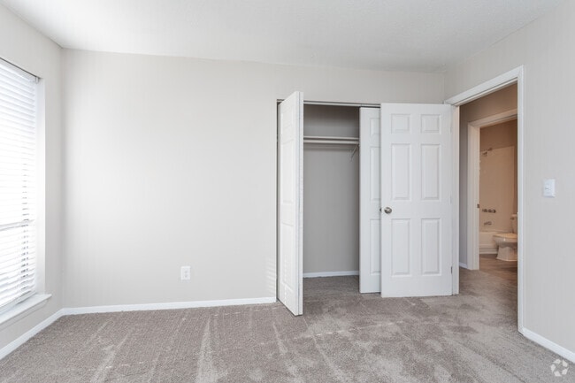 2BR, 2BA - 1020SF Renovated- Bedroom - 34 North Apartments