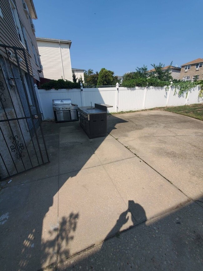 Photo - 10-20 Bay 32 St