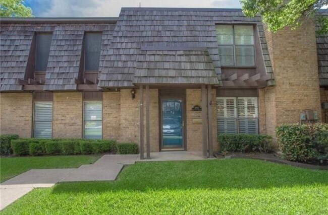 Exterior Front - 3005 Tanglewood Park W Townhome