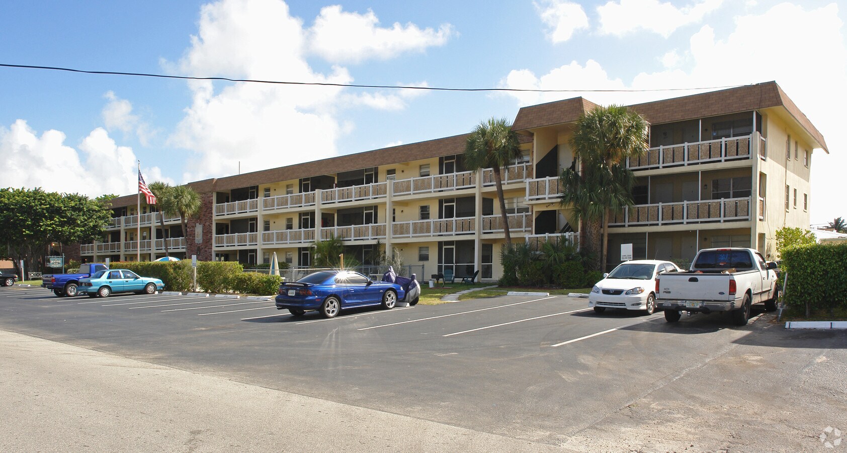 Deauville Plaza Apartments - Apartments on 11th