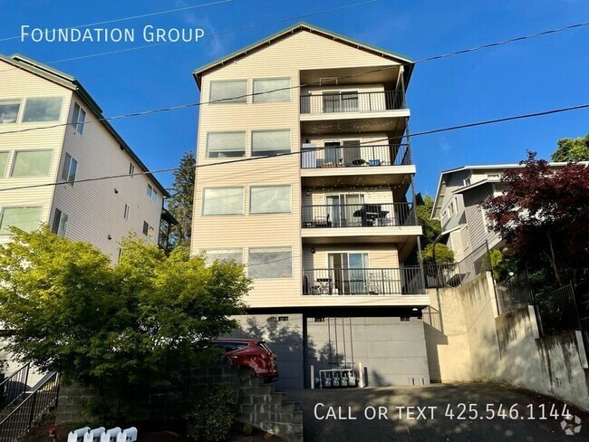 Building Photo - HUGE 2 bed, 2 bath apartment! 2 months FRE... Unit 7