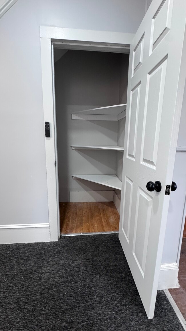 Photo - 8 W Abbott St