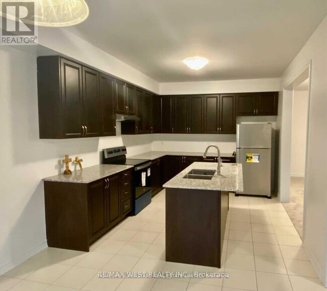 Photo - 256 Ridley Cres