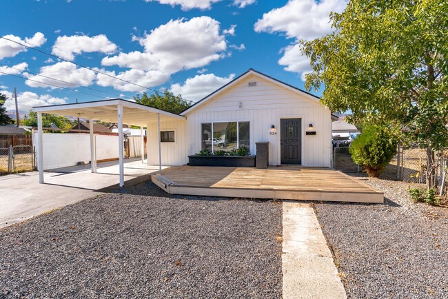 Remodeled 3 Bedroom Wenatchee Home Carport... - Remodeled 3 Bedroom Wenatchee Home Carport...