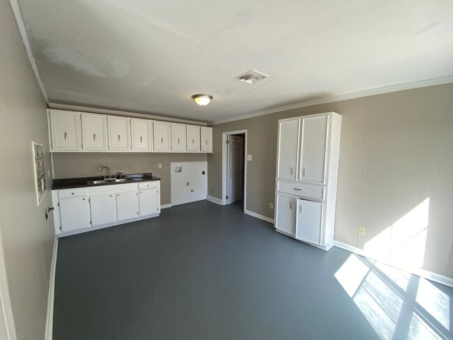 Photo - Spacious 4-Bedroom Home – Section 8 Welcome!