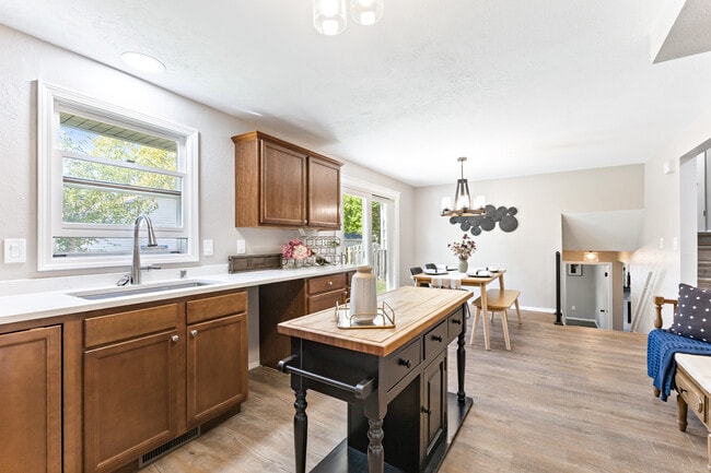 Photo - 2437 Deer Trl