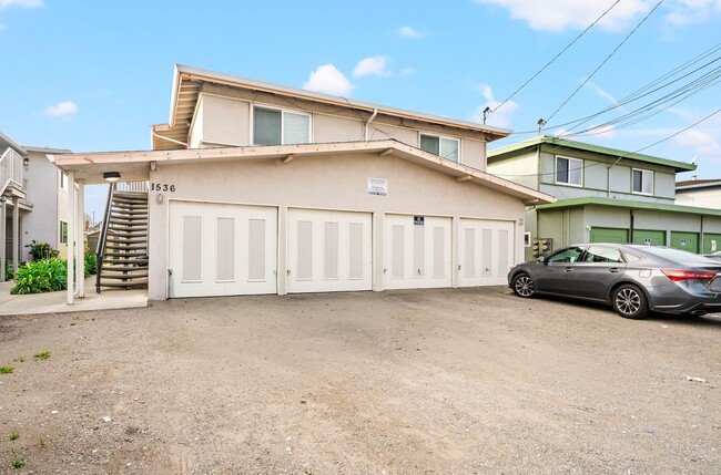 Building Photo - Garage & In-Unit Laundry! 3 Bedroom Apartm... Unit C Rental