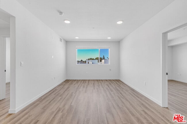 Building Photo - 10824 Blix St Unit 407