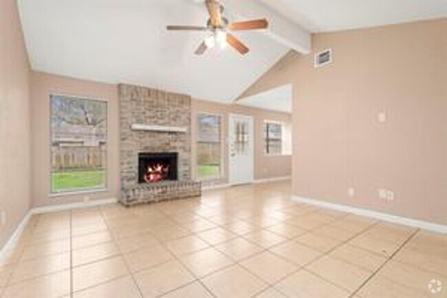 Building Photo - 4 Bedroom Home with 2 Bath and large back ...