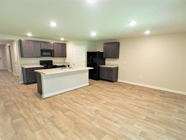 4 Bedroom home with community pool! - 4 Bedroom home with community pool!