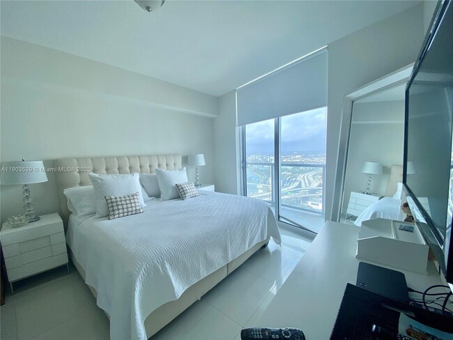 Building Photo - 185 SW 7th St Unit 3207