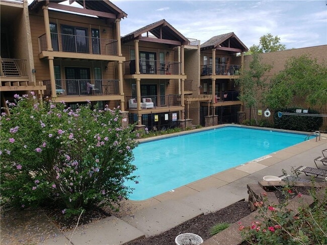 Building Photo - UPDATED 2BR/2BA WEST PLAZA CONDO Unit #102