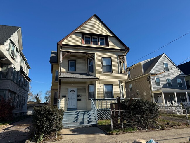 Building Photo - 461 Howard Ave Unit 3