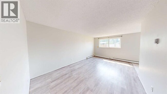 Photo - 9515-9100 100 Ave.