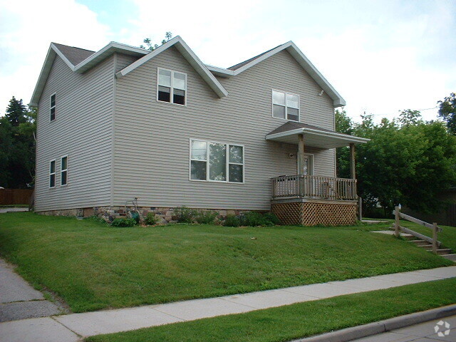 Building Photo - 913 N 11th St Unit UPPER Rental