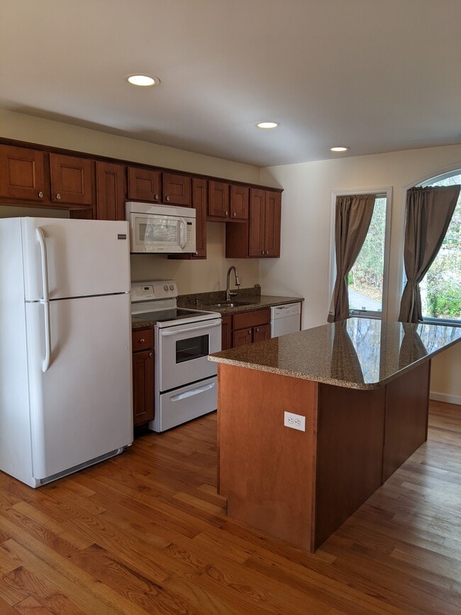 Building Photo - 4 Hillside Cv Unit Lake view