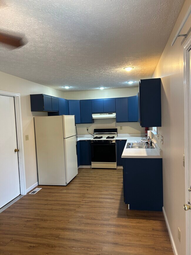 Kitchen - 518 E South St Unit 518