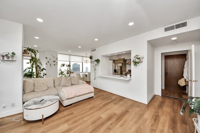 Photo - 14 Greenway Plz Unit 23P