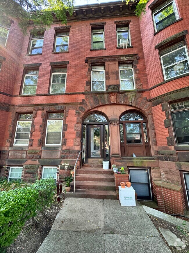Building Photo - 1901 Beacon St Unit 1 Rental