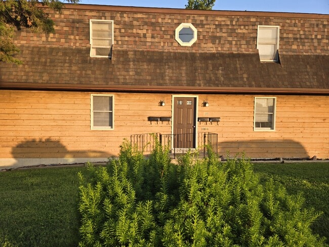 Photo - 300 E Church St Apartments Unit B