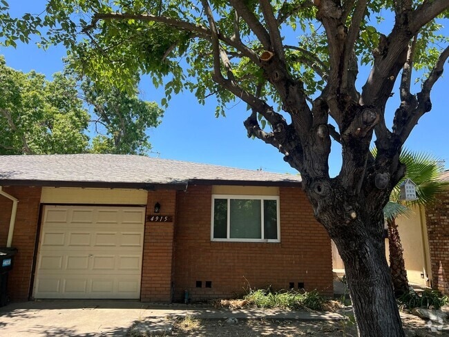 Building Photo - UPDATED 2 BEDROOM DUPLEX W/ PRIVATE YARD! Rental