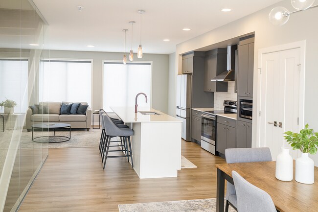 Photo - 479-439 39 St SW