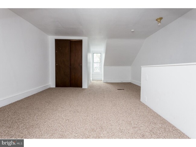 Photo - 849 Queen St