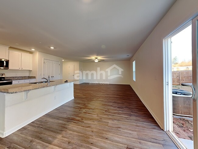 Photo - 2054 Southlea Dr