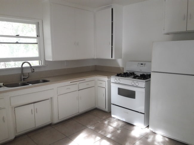 Kitchen - 4203 Latona Ave Apartamentos Unidad 4202
