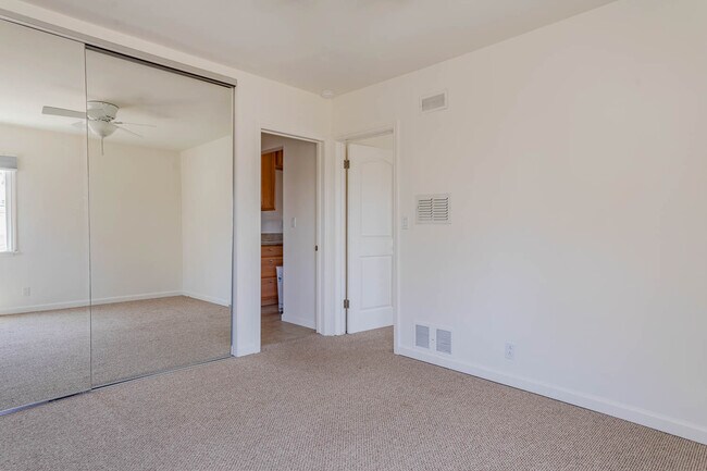 Enorme armario con espejos - 2248 20th St