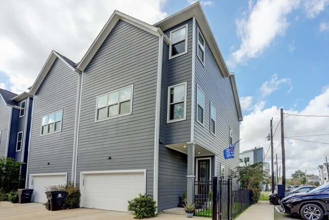 Photo - 1230 W 25th St