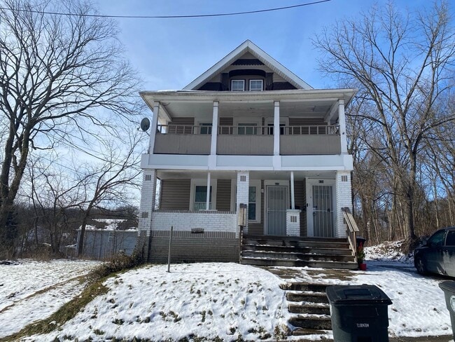 Building Photo - 636-638 Fern St Akron Oh 44307 MFH2 .T3 Unit 636