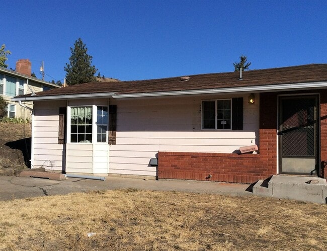 Building Photo - B Ave Duplex Unit 403 B Ave (upstairs )