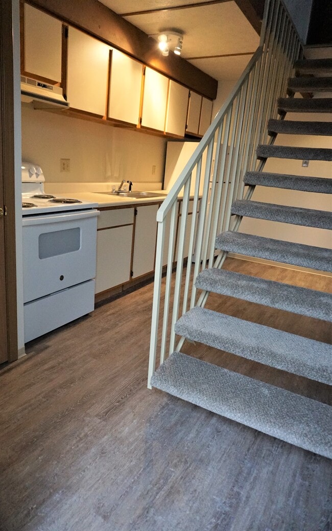 Waterford Arms 1 BR Entrance View to Kitchen