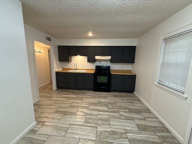 Photo - 911 Harris Dr