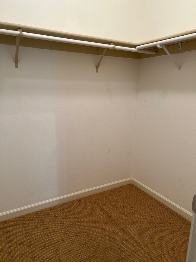 Walking Closet - 8520 Kern Ave