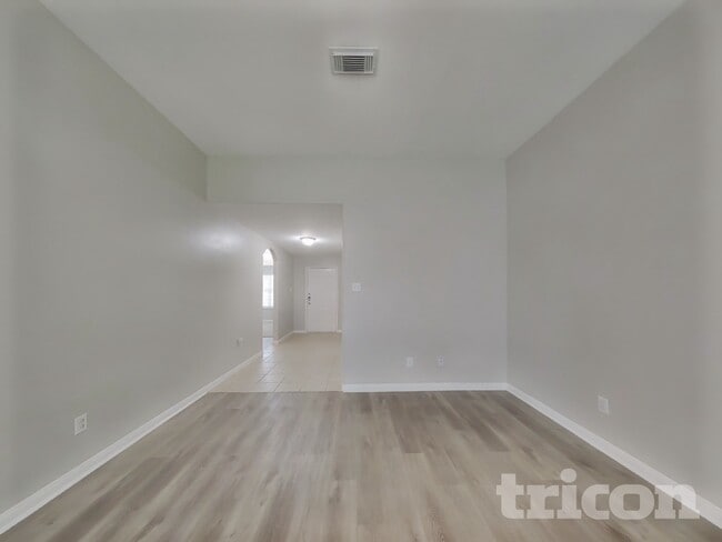 Photo - 815 Marigold Rd