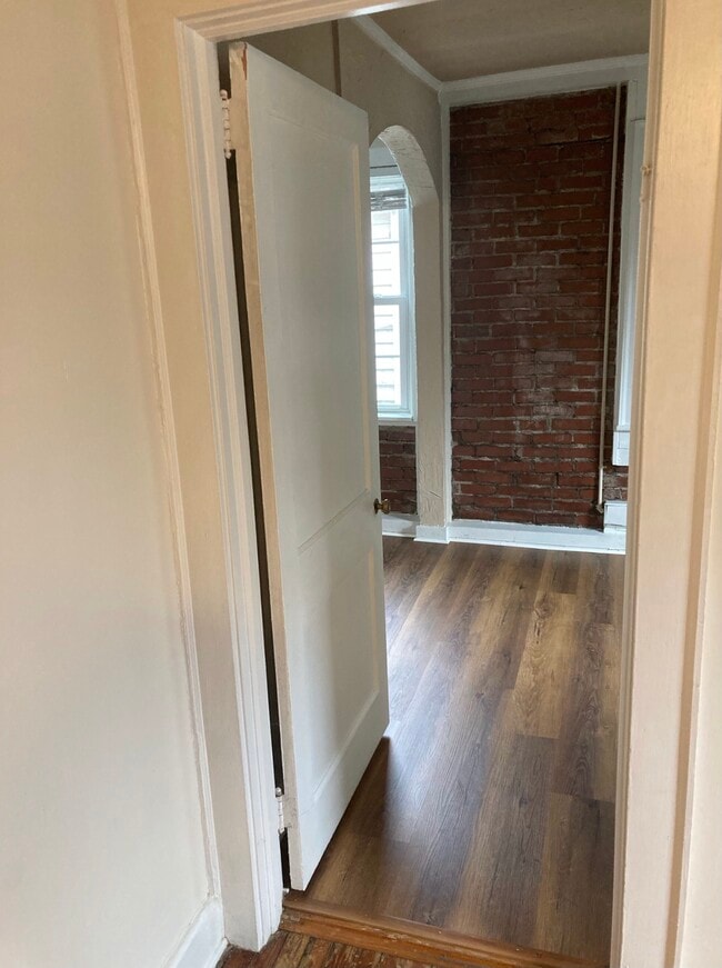 Dinning - 100 E Fearing St Unit 1