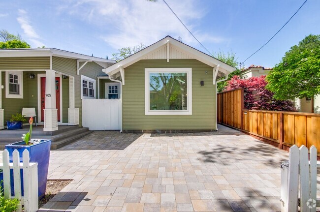 Building Photo - Beautiful 1 Bed 1 Bath Cottage in Highly D... Rental